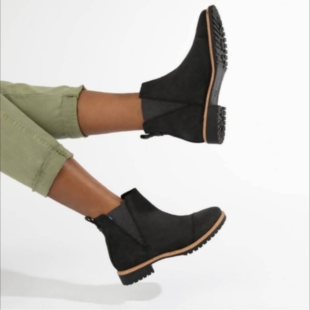 TOMS Suede Cleo Chelsea Boots slip on black womens size 7.5 comfy booties casual